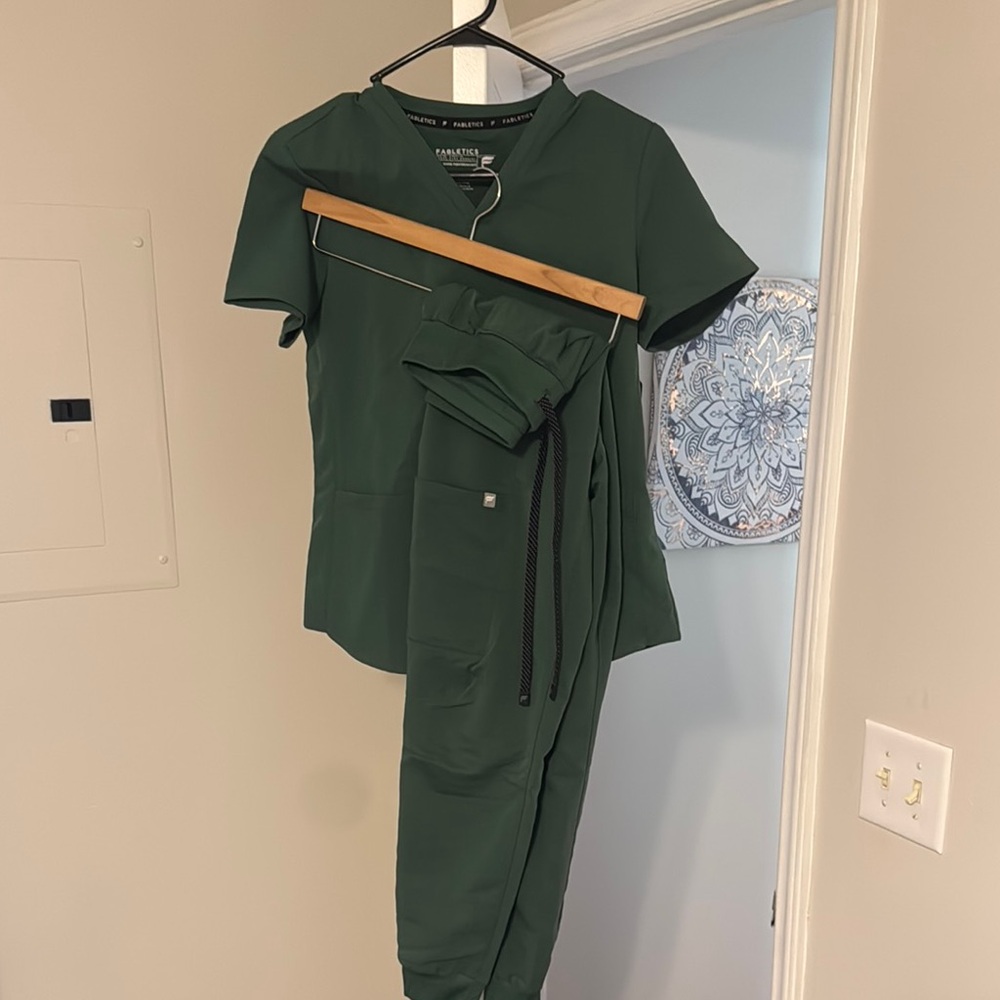 Fabletics 2 Pocket Scrub Top with Joggers SET
